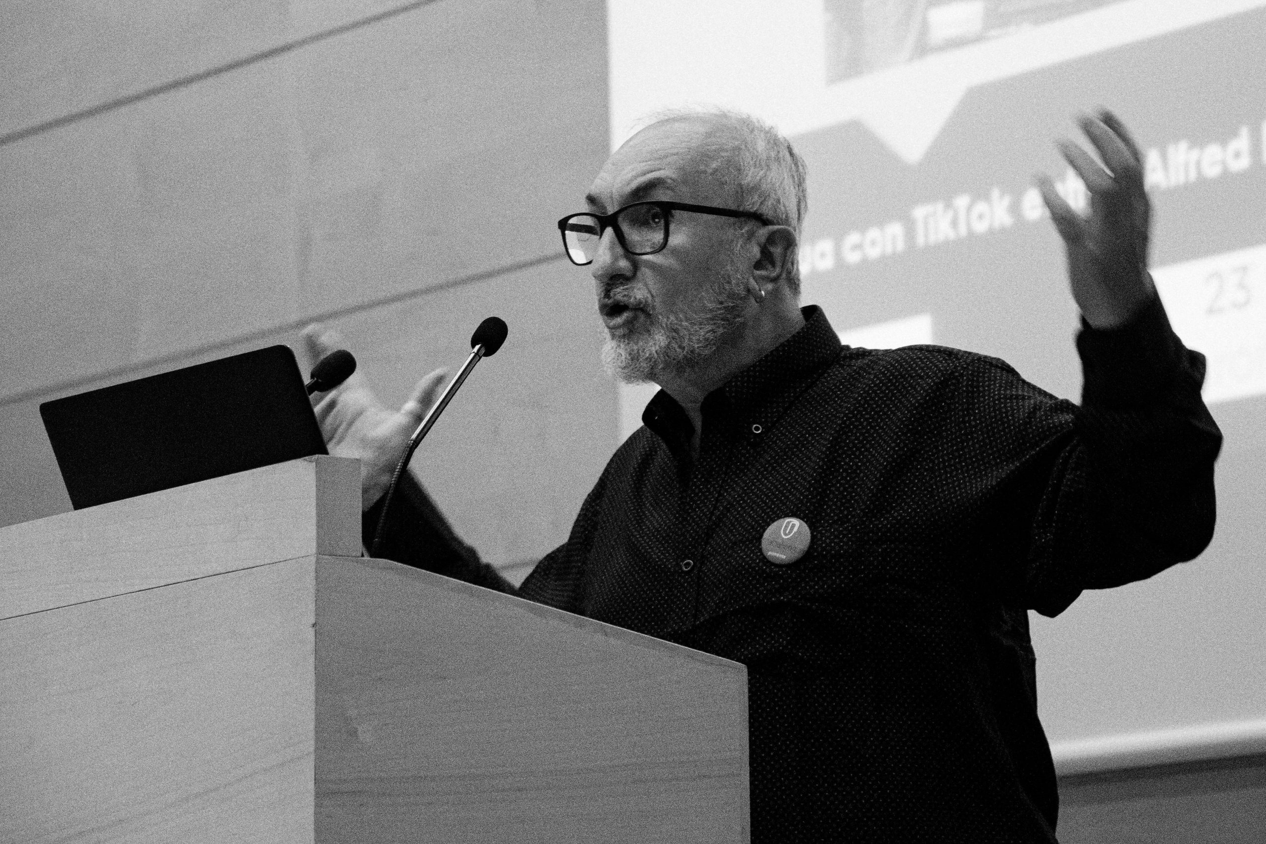 Conoce los inicios y trayectoria de Alfred López como conferenciante en ...